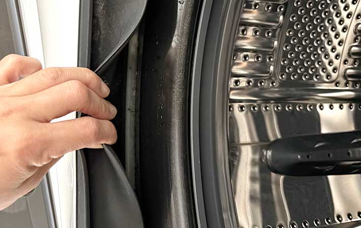 ドラム式洗濯機のドアパッキン裏