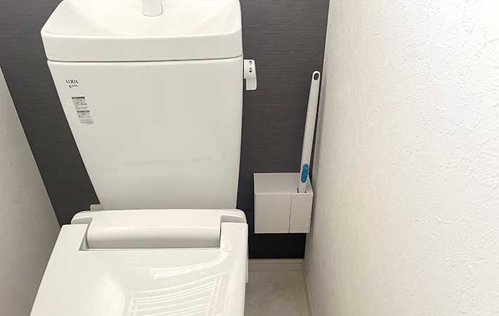 山崎実業『ウォール流せるトイレブラシ＆替えブラシホルダー』を壁に取りつけた様子