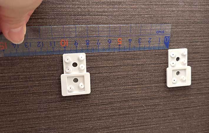 山崎実業『ウォール流せるトイレブラシ＆替えブラシホルダー』仮留めしたピースの間隔をチェック