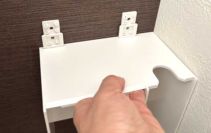 山崎実業『ウォール流せるトイレブラシ＆替えブラシホルダー』仮留めしたピースの水平をチェック