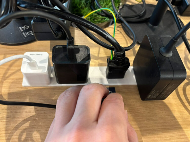 電源タップっていろいろあるのね… あれこれゴチャゴチャしてた