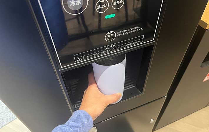 『Bottle Bottle』ワンタッチ開閉タンブラーにコーヒーを入れる様子