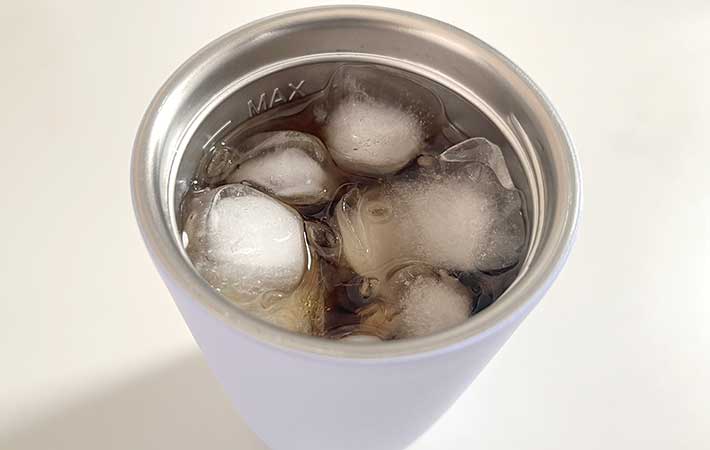 『Bottle Bottle』ワンタッチ開閉タンブラーに氷たっぷりの冷たい飲み物を入れた様子