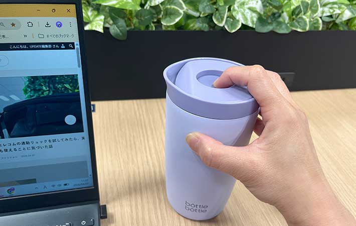 『Bottle Bottle』ワンタッチ開閉タンブラーの開閉
