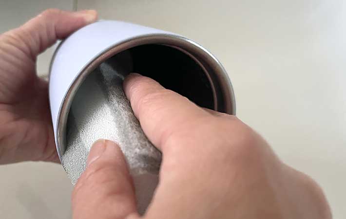 『Bottle Bottle』ワンタッチ開閉タンブラーをスポンジで洗う様子