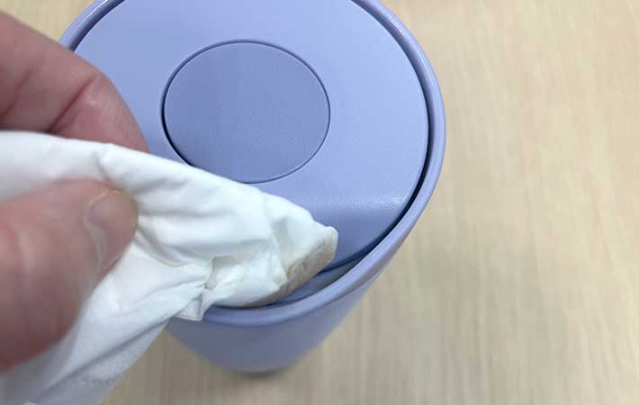 『Bottle Bottle』ワンタッチ開閉タンブラー・飲み口の水分をティッシュで拭き取る様子