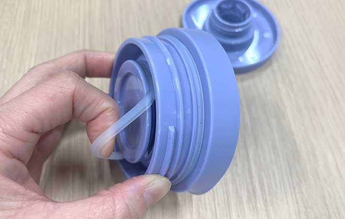 『Bottle Bottle』ワンタッチ開閉タンブラー・パッキンを取り外す様子