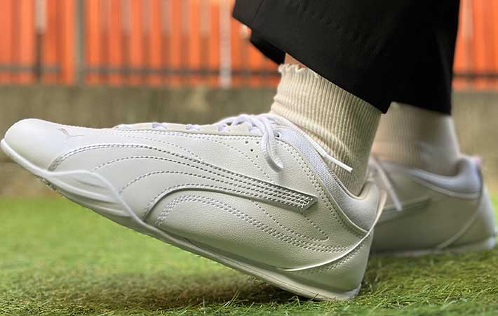 プーマ『キャッチ ソレイユ』履いた足