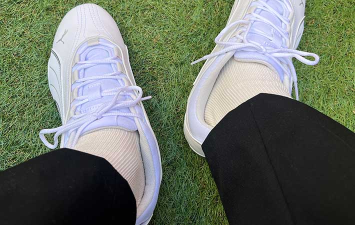 プーマ『キャッチ ソレイユ』履いた足