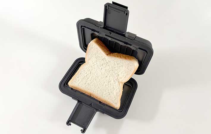 『レンジグリル ホットサンドメーカー』に食パンをセット