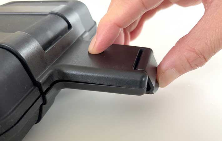 『レンジグリル ホットサンドメーカー』ロックする手元