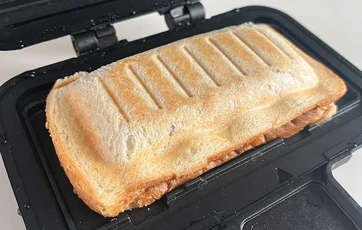 『レンジグリル ホットサンドメーカー』こんがり焼き目のついたホットサンド