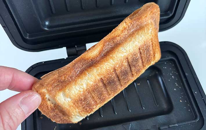 『レンジグリル ホットサンドメーカー』下の面はもっとこんがり