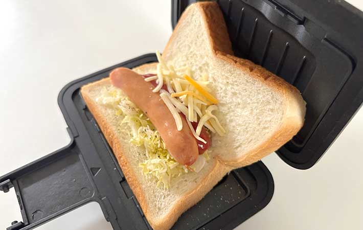 『レンジグリル ホットサンドメーカー』パンの上に具材を載せる