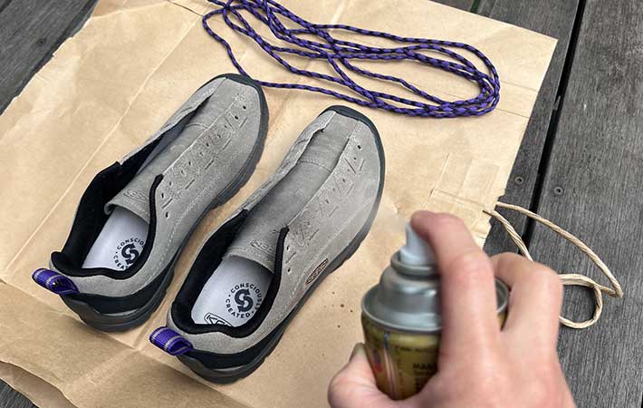 キーン『ジャスパー』に防水スプレーをふる様子