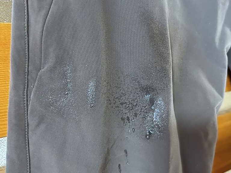 はっ水加工、どこいった？」 雨でびしょびしょに染みた服…この2本で