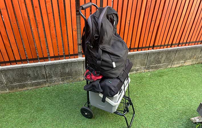 荷物を積んだ折り畳みキャリーカート