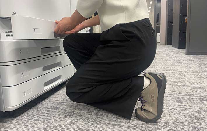 キーン『ジャスパー』を履いてしゃがむ様子