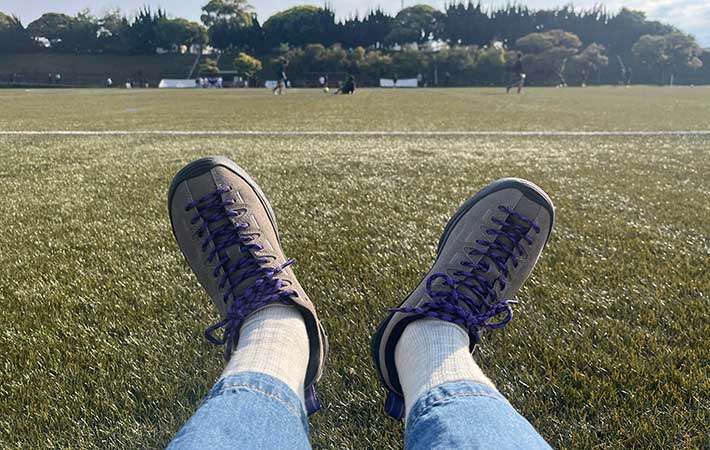 キーン『ジャスパー』を履いてサッカー観戦