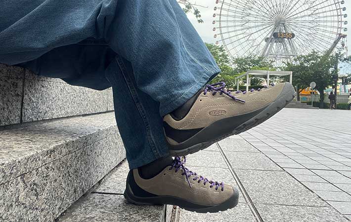 キーン『ジャスパー』を履く足元