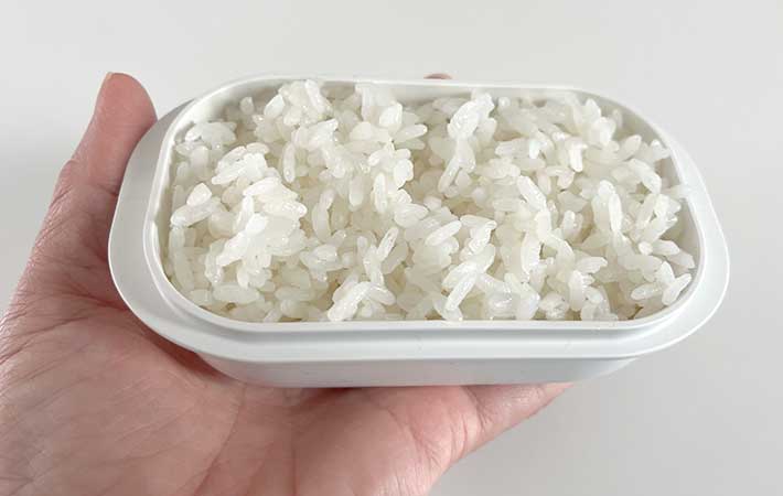 マーナ『極 冷凍ごはん容器』ごはんをふんわり詰める