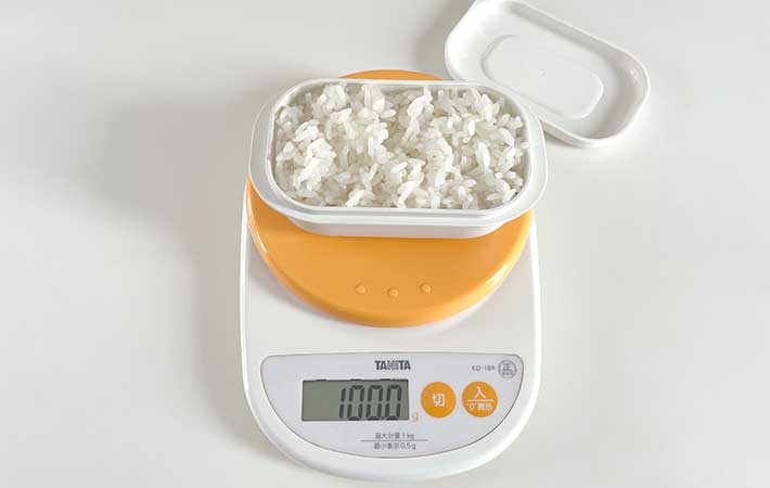 マーナ『極 冷凍ごはん容器』にごはんを100g