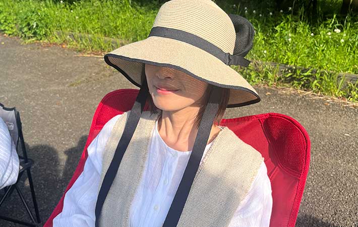 無印良品『UVカット 洗えてたためるキャペリン』を被ってサッカー観戦