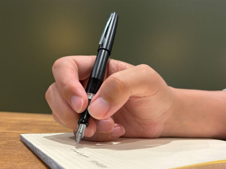 黒い万年筆 シンプルデザイン もっとスラスラ書きたい」「サマになるのがいい」 そんな欲張りに