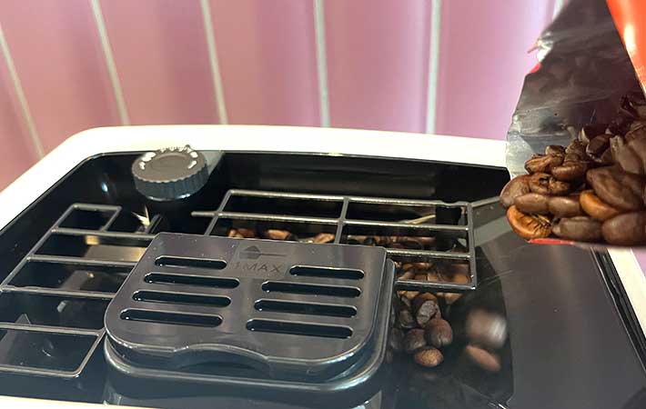 デロンギ『マグニフィカ スタート』コーヒー豆を入れる