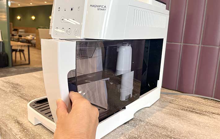 デロンギ『マグニフィカ スタート』に水タンクをセット