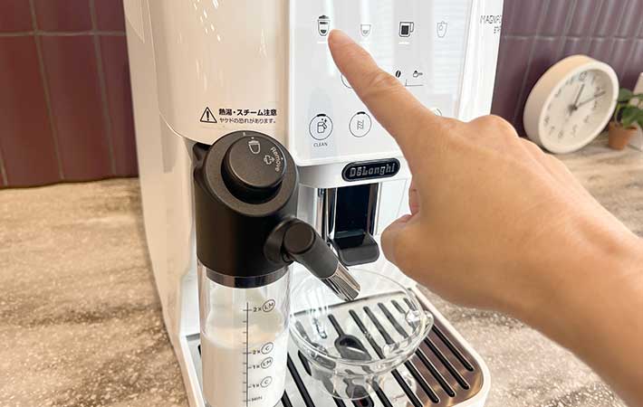 デロンギ『マグニフィカ スタート』カプチーノボタンをタッチ