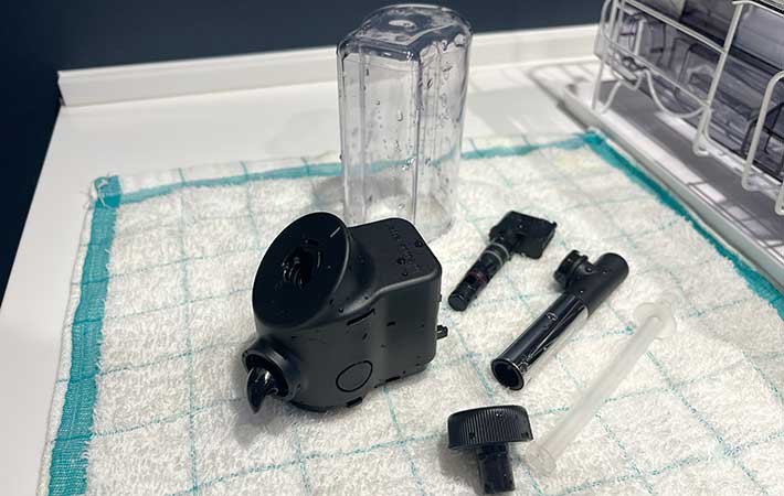 分解して洗ったミルクコンテナのパーツ