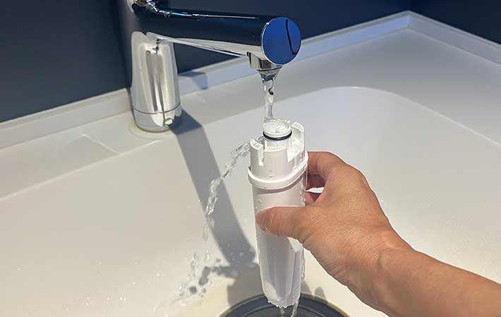 ウォーターフィルターを水ですすぐ様子