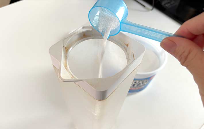 麦茶ポットにオキシクリーンを入れる