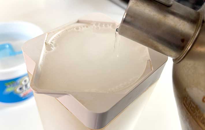 オキシクリーンを入れた麦茶ポットにギリギリまでお湯を注ぐ