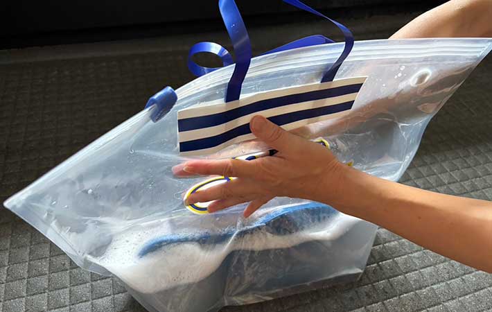 漬けおきバッグで上履きをオキシ漬け
