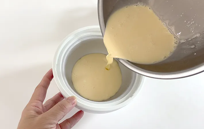 貝印『アイスクリームメーカー』保冷ポットに混ぜた材料を注ぐ