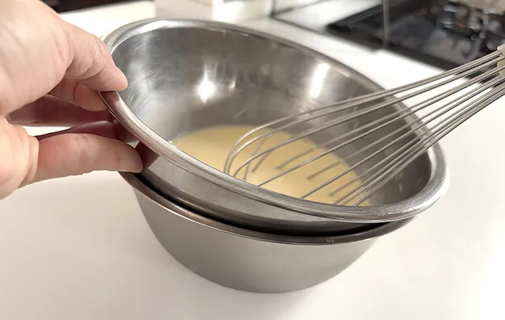冷やしながら材料を混ぜる