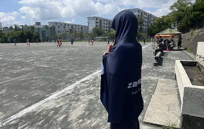 サッカー観戦する母