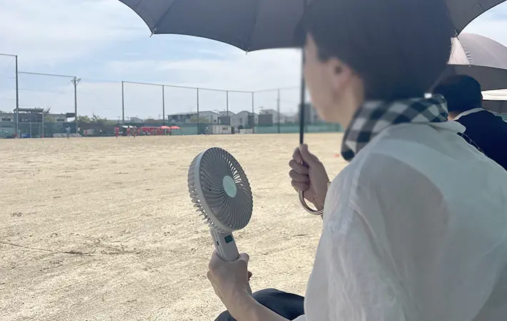『ゴリラの扇風機』を使いながらサッカー観戦
