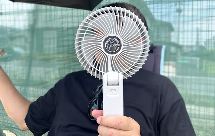 『ゴリラの扇風機』成人男性の顔も隠れるほどの大きさ