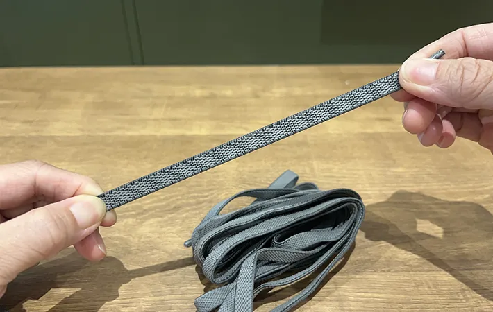 伸びるゴム製の靴紐