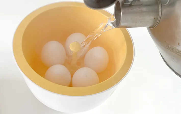 『おうちで簡単！温泉たまご器　たま５ちゃん』にお湯を注ぐ