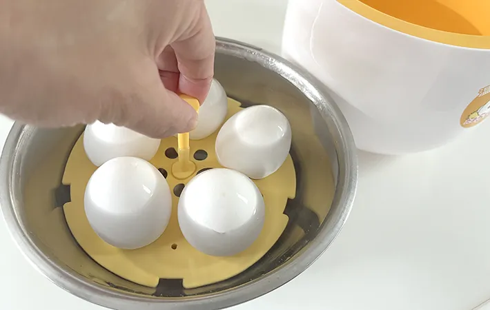 『おうちで簡単！温泉たまご器　たま５ちゃん』卵を取り出し冷水に浸す