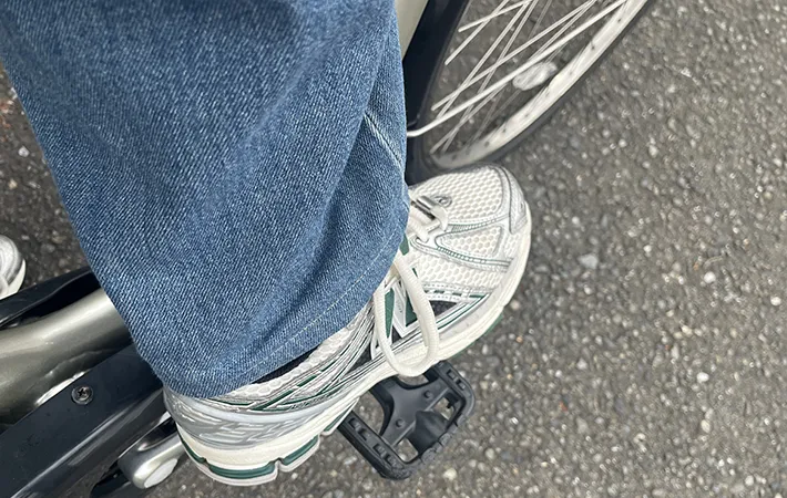 ニューバランス『1906』を履いて自転車をこぐ足元
