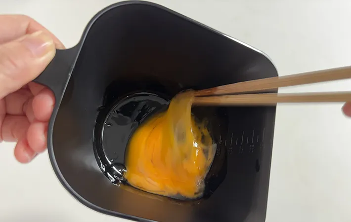 山崎実業『チリトリボウル』で卵を溶く
