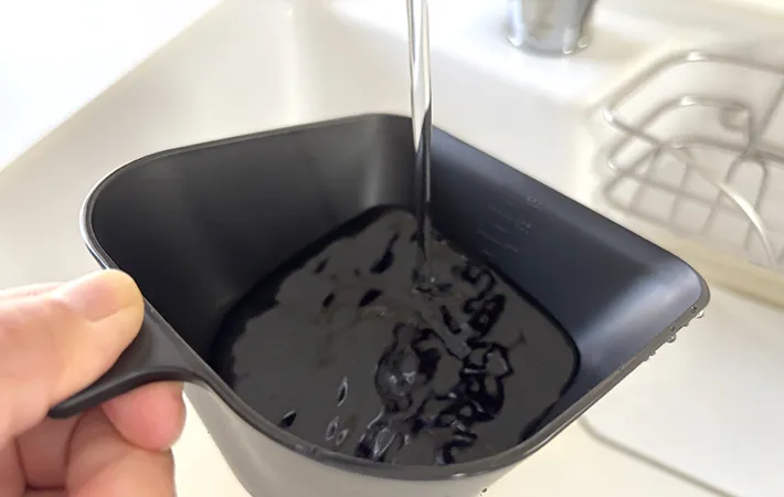 山崎実業『チリトリボウル』に水を注ぐ