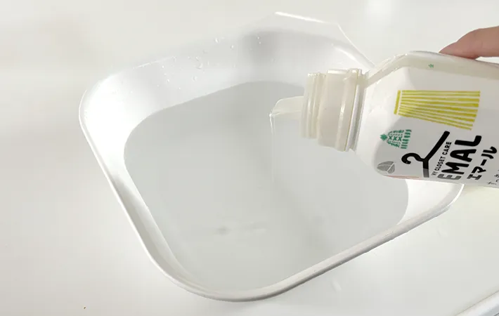 ぬるま湯に液体洗剤を入れる
