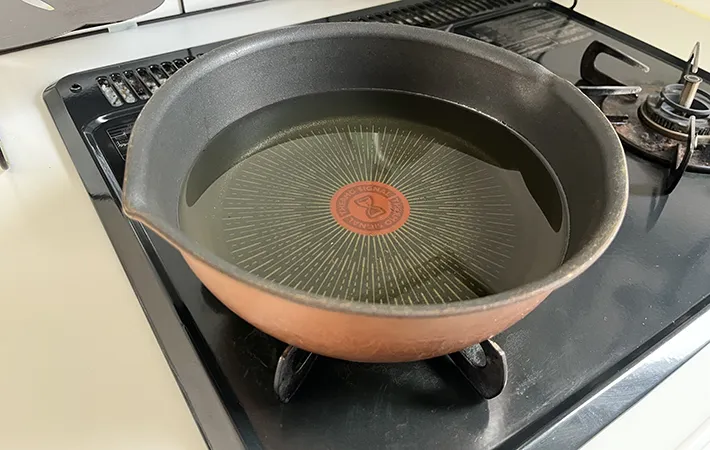 油を入れたいつもの鍋