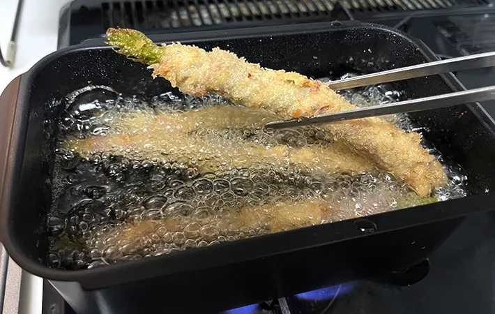 和平フレイズ『ポコフリット』でアスパラの肉巻きを揚げる様子